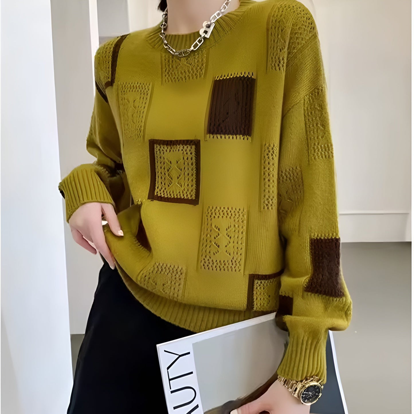 NAYLA | Classic Pullover with Feminine Fit