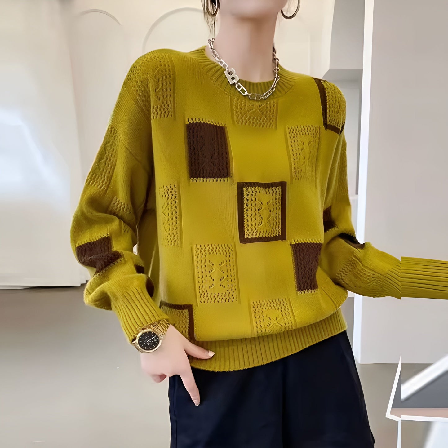 NAYLA | Classic Pullover with Feminine Fit