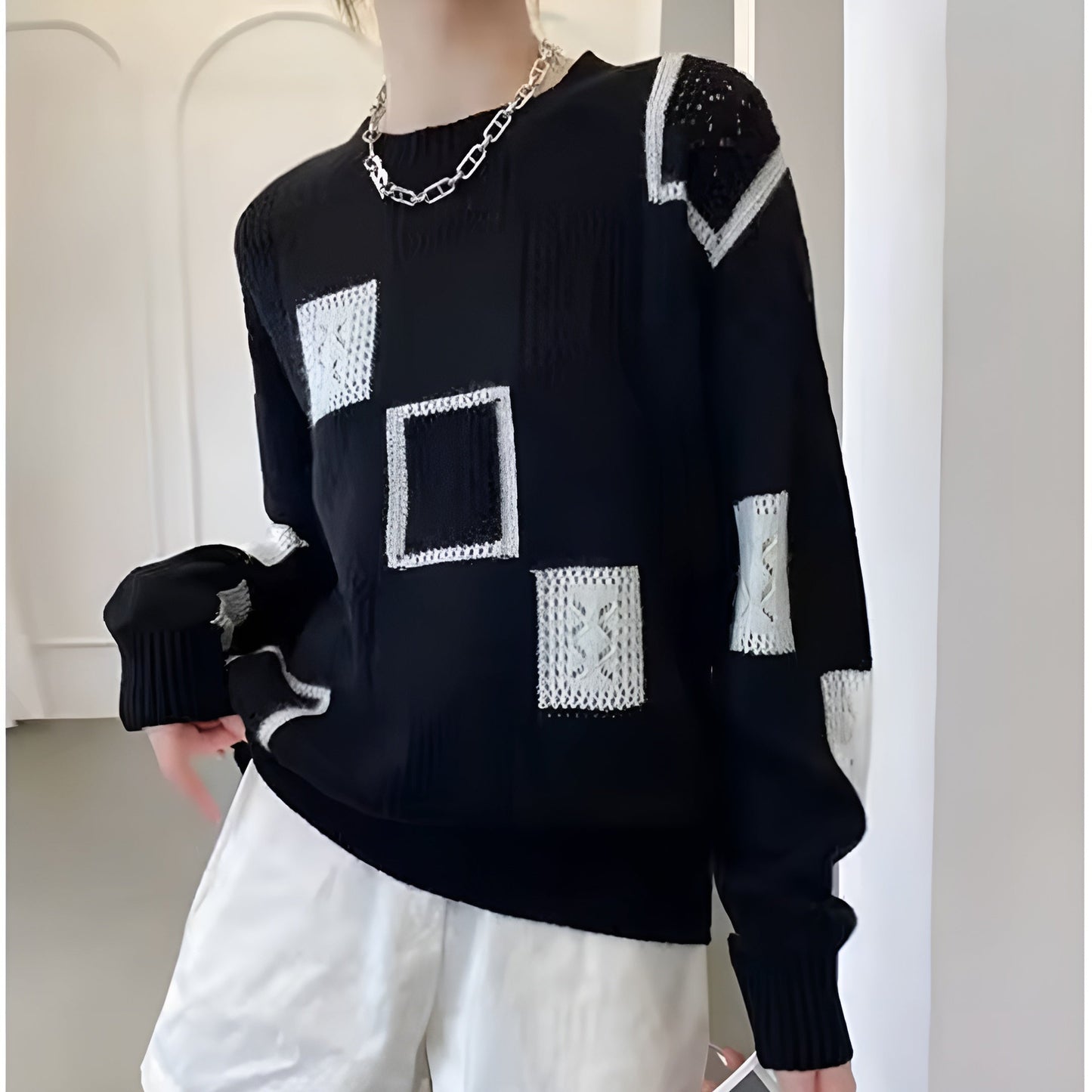 NAYLA | Classic Pullover with Feminine Fit