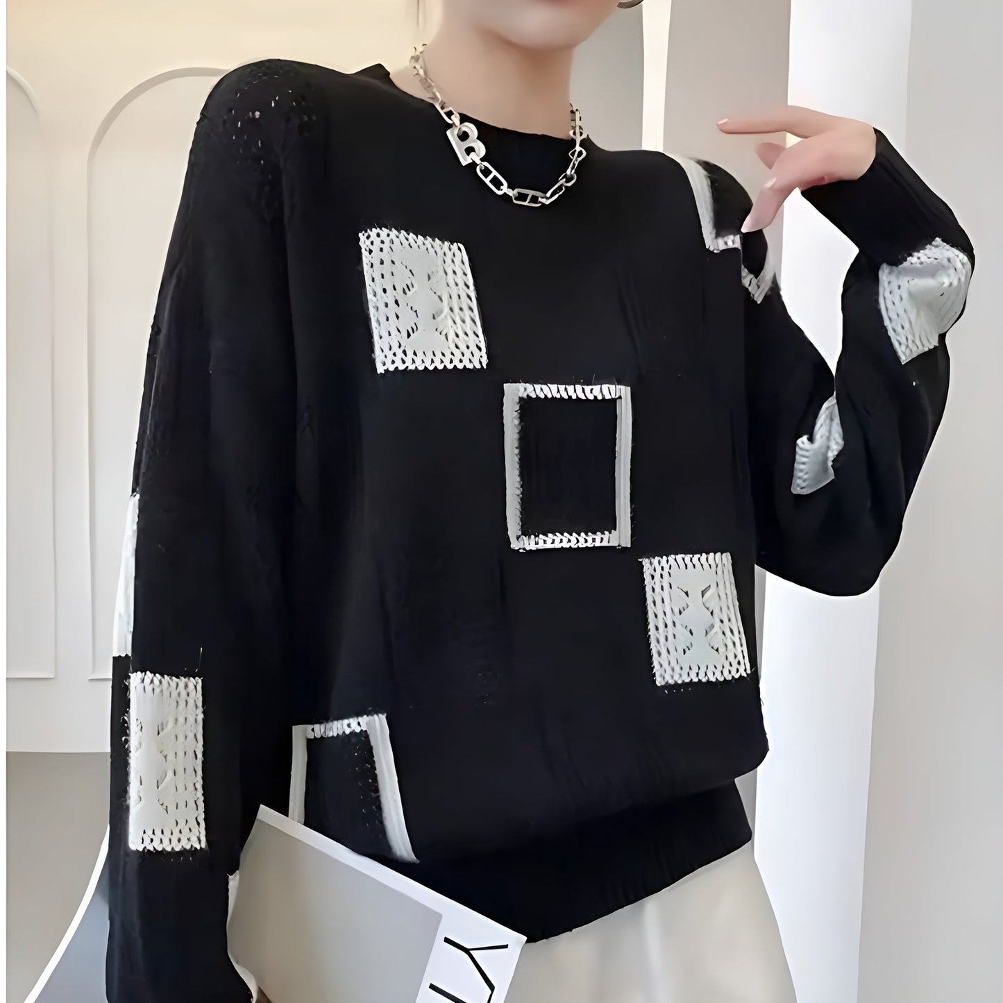 NAYLA | Classic Pullover with Feminine Fit